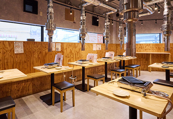 広々とした空間で、一人でも団体でも楽しめる焼肉店